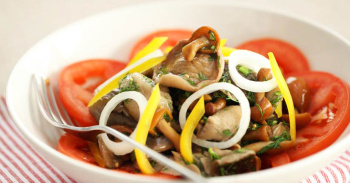 САЛАТ ИЗ МАРИНОВАННЫХ ГРИБОВ С ОВОЩАМИ