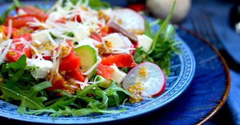 СВЕЖИЙ САЛАТ С СЛАБОСОЛЕННЫМ ЛОСОСЕМ