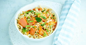 САЛАТ С ИНДЕЙКОЙ И ЗАПРАВКОЙ КАРРИ