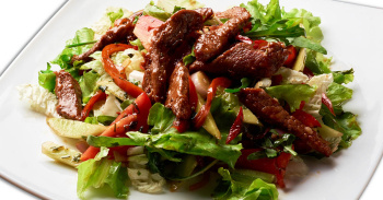 ТЕПЛЫЙ САЛАТ С ГОВЯДИНОЙ И ОВОЩАМИ